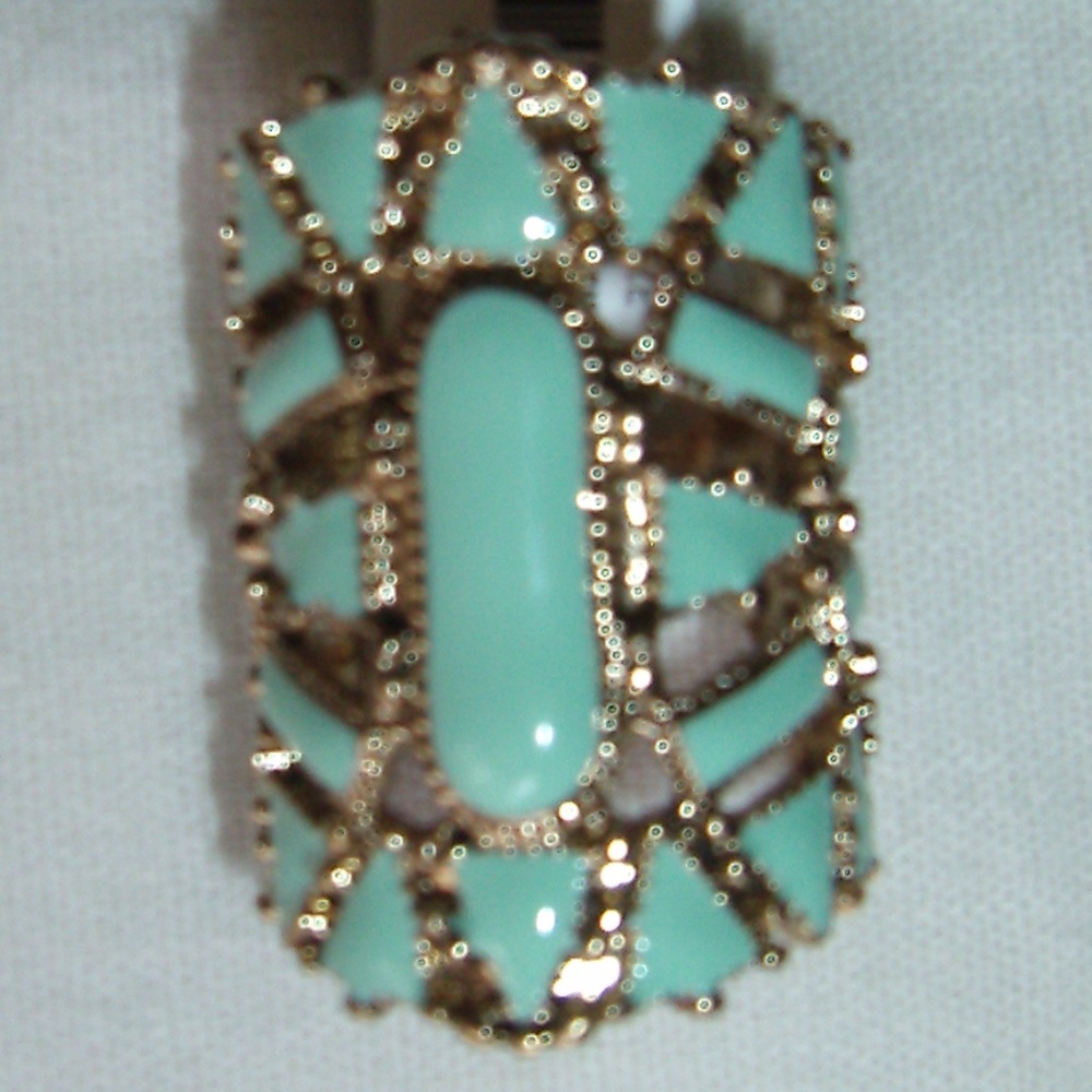Beautiful Banana Republic enamel goldtone ring
